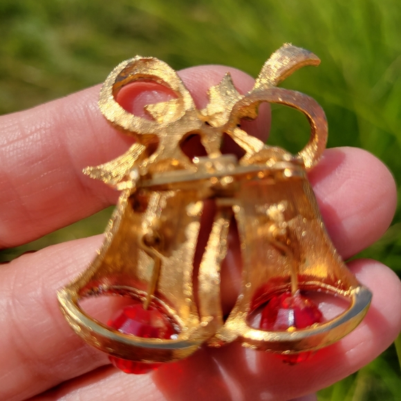 Vintage Holiday Bell Brooch ~ Christmas ~ 1960s or so ~Pretty - Picture 2 of 12